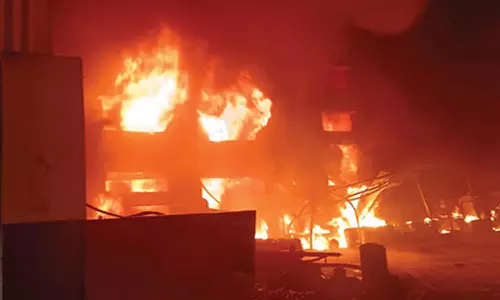 அம்பத்தூர் தொழிற்பேட்டையில் பிளாஸ்டிக் உற்பத்தி தொழிற்சாலையில் தீ விபத்து