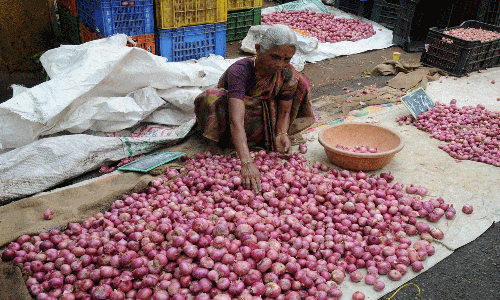 ஈரோடு வ.உ.சி. மார்க்கெட்டில் வெங்காயம் விலை உயர்ந்தது