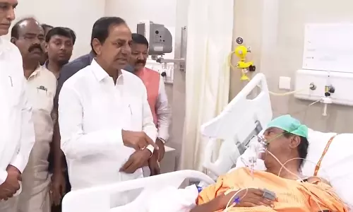 கத்தியால் குத்தப்பட்ட பி.ஆர்.எஸ். எம்.பி.- நேரில் சந்தித்து நலம் விசாரித்தார் தெலுங்கானா முதல்வர்