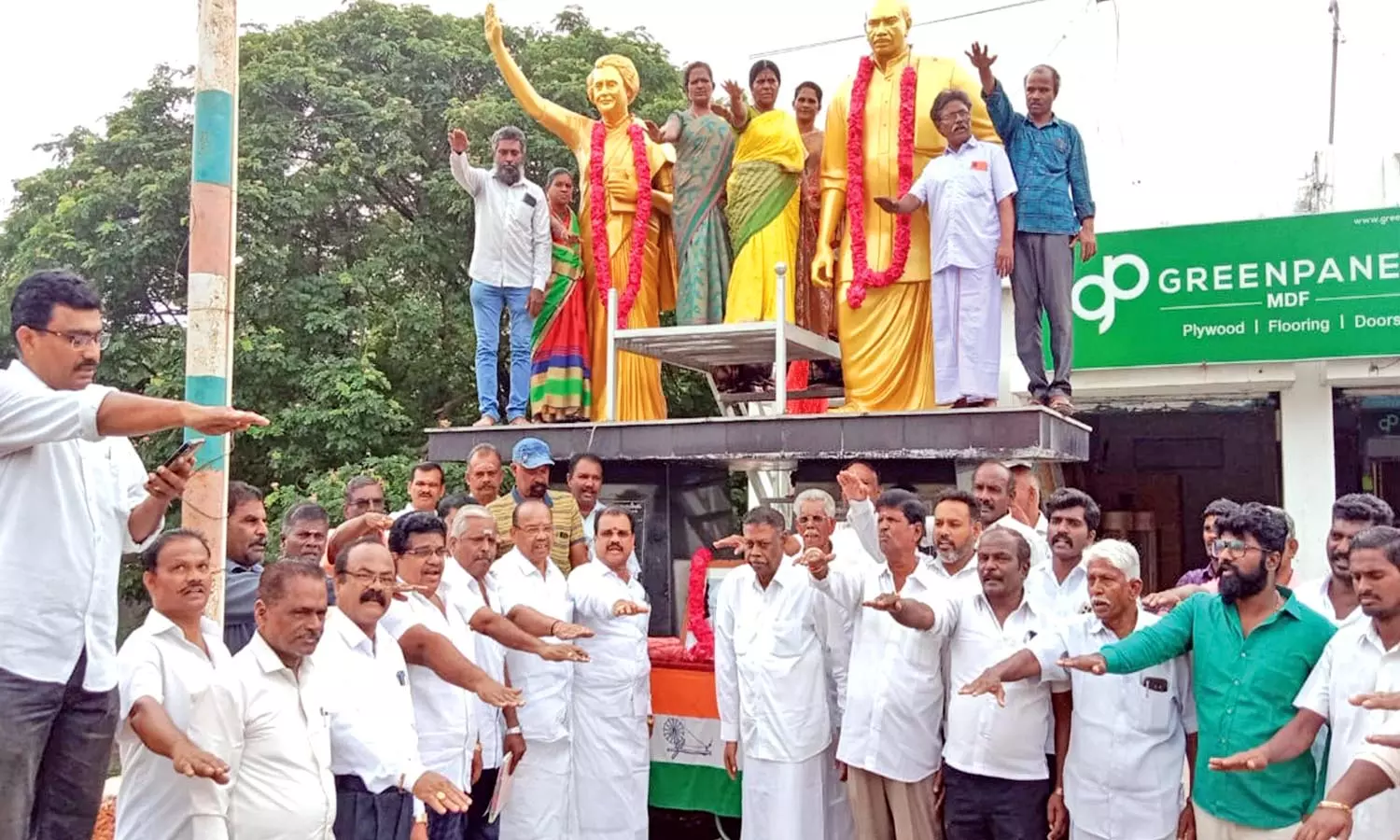 இந்திரா காந்தி உருவச்சிலைக்கு காங்கிரஸ் சார்பில் மரியாதை-தனுஷ்கோடி ஆதித்தன் பங்கேற்பு இந்திரா காந்தி உருவச்சிலைக்கு காங்கிரஸ் சார்பில் மரியாதை-தனுஷ்கோடி ஆதித்தன் பங்கேற்பு