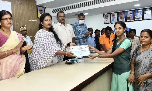 தமிழ் வளர்ச்சித்துறை சார்பில் போட்டிகளில் வெற்றி பெற்ற மாணவர்களுக்கு பாராட்டு