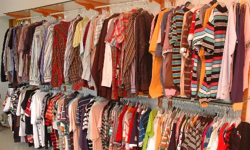 தீபாவளி ஆடைகள் விற்பனை கொள்முதல் செய்ய திருப்பூர் காதர்பேட்டையில் குவியும் வியாபாரிகள்