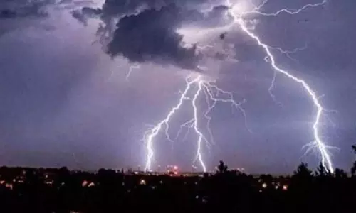 மின்னல் தாக்கி 8 தொழிலாளிகள் காயம்