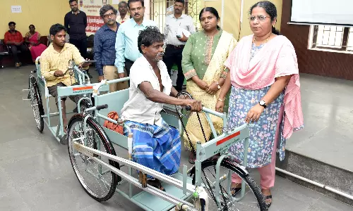 மாற்றுத்திறனாளிகளுக்கு 3 சக்கர சைக்கிள்