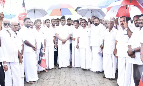 எடப்பாடி பழனிச்சாமிக்கு உற்சாக வரவேற்பு