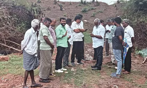 மீஞ்சூர் அருகே சேதம் அடைந்த கொசஸ்தலை ஆற்று கரைபகுதியில் எம்.எல்.ஏ. ஆய்வு