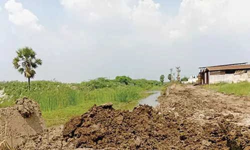 மீஞ்சூர் அருகே மழைநீர் கால்வாய் தடுப்பு சுவர் இடிந்ததால் கிராமத்துக்குள் தண்ணீர் புகும் அபாயம்