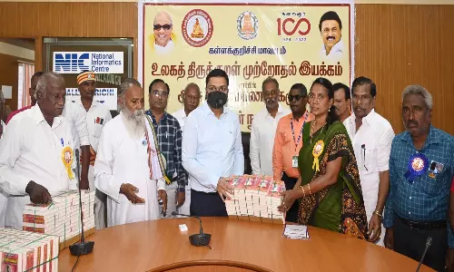 15 அரசு பள்ளி மாணவர்களுக்கு 750 திருக்குறள் புத்தகம்: மாவட்ட கலெக்டர் வழங்கினார்