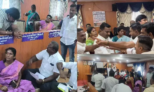 தி.மு.க.-அ.தி.மு.க. கவுன்சிலர்கள் வாக்குவாதம்: நாற்காலியை தூக்கி வீசியதால் பரபரப்பு