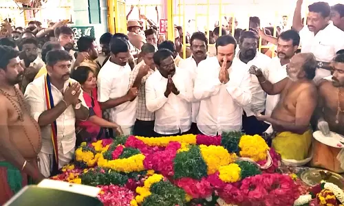 பசும்பொன் தேவர் நினைவிடத்தில் அன்புமணி ராமதாஸ் மரியாதை