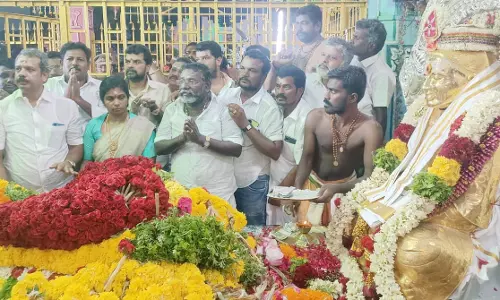 முக்குலத்தோர் புலிப்படை நிறுவனர் கருணாஸ் தலைமையில் மரியாதை