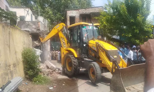 சிதம்பரம் குருநமச்சிவாயர் மடத்தில் உயர்நீதிமன்ற தீர்ப்பின்படி வீடுகளை இடித்து அகற்றிய அதிகாரிகள்