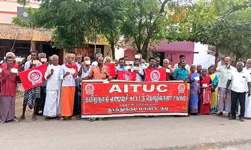 எட்டயபுரத்தில் கட்டிட தொழிலாளர் சங்கத்தினர் ஆர்ப்பாட்டம்