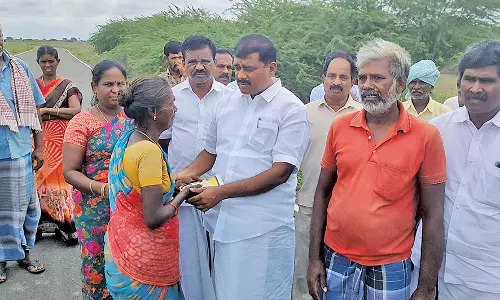 வெள்ளத்தால் பாதிக்கப்பட்ட தொழிலாளி குடும்பத்திற்கு  ரூ.50 ஆயிரம் நிதி உதவி - மார்க்கண்டேயன் எம்.எல்.ஏ. வழங்கினார்