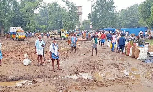 சேரும், சகதியுமான மதகடிப்பட்டு வாரசந்தை