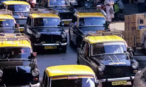 மும்பையின் பெருமை  - கனத்த இதயத்துடன் மக்கள் பிரியாவிடை