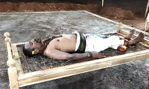 கோவையில் இலந்தைமுள் படுக்கையில் படுத்து வழிபட்ட பக்தர்