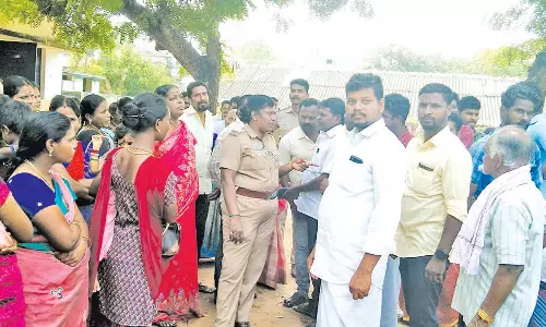 வகுப்புகளை புறக்கணித்து மாணவர்கள் போராட்டம்