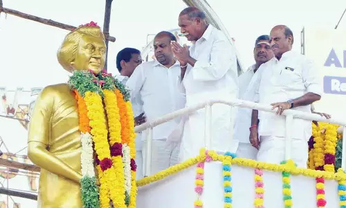 இந்திரா காந்தி சிலைக்கு ரங்கசாமி மாலை அணிவிப்பு