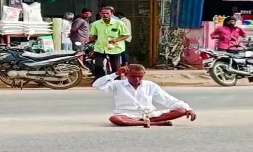 நடுரோட்டில் அமர்ந்து மது குடித்த மேஸ்திரி கைது