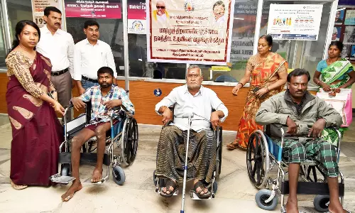 3 மாற்றுத்திறனாளிகளுக்கு சக்கர நாற்காலிகள்