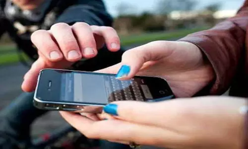 டிரைவரிடம் செல்போன் திருடிய 4 பேர் கைது