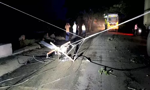 லாரி மோதி மின் கம்பங்கள் சேதம்