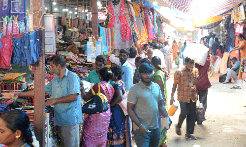 தீபாவளி பண்டிகைக்காக குவிந்த வெளிமாநில வியாபாரிகள்