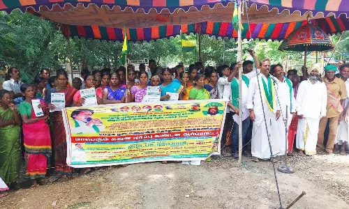 தார் சாலை அமைக்க கோரி  மலைவாழ் மக்கள்  கண்டன ஆர்ப்பாட்டம்