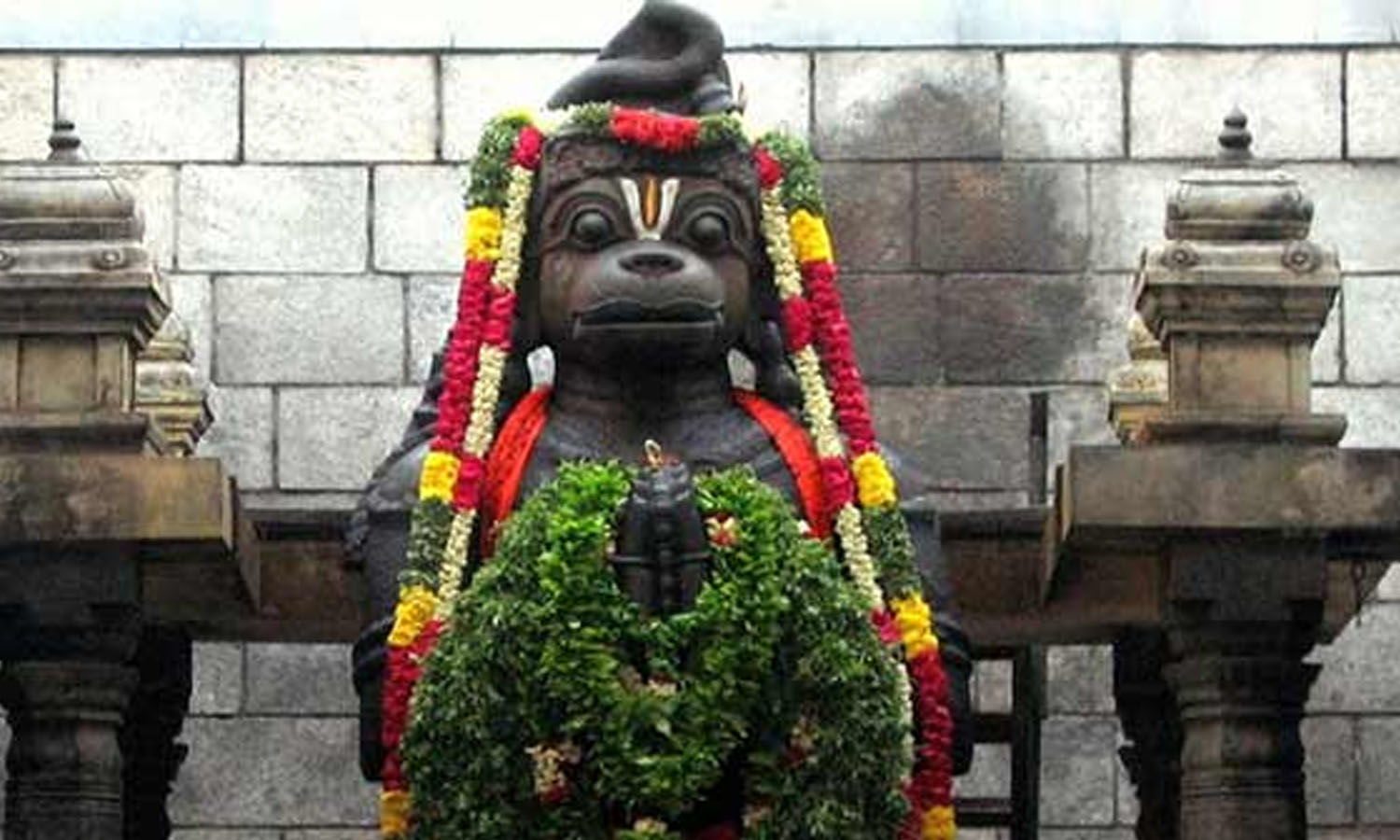 வீரத்தின் அடையாளமாக திகழும் ஆஞ்சநேயர்