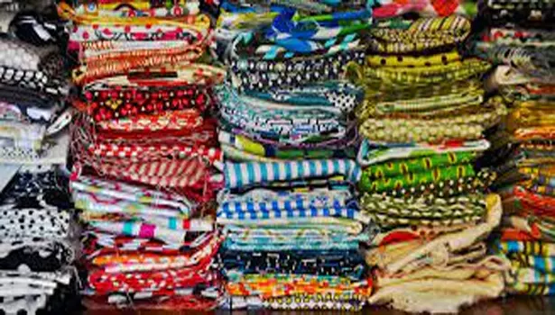 பள்ளிபாளையத்தில் உற்பத்தி செய்யப்பட்ட துணி தேக்கம் பள்ளிபாளையத்தில் உற்பத்தி செய்யப்பட்ட துணி தேக்கம்