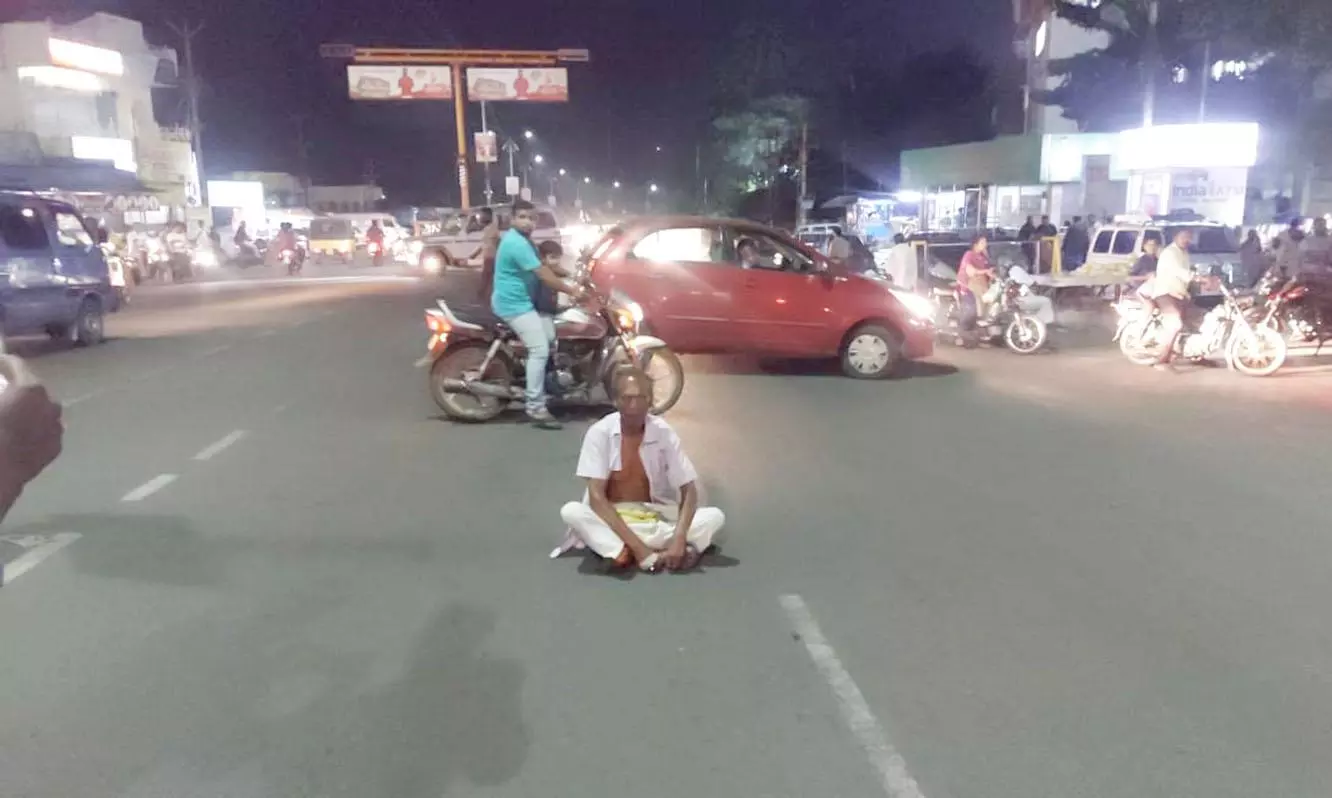 தருமபுரி அரசு மருத்துவமனை முன்பு சாலை மறியலில் ஈடுபட்ட ஜோதிடரால் பரபரப்பு தருமபுரி அரசு மருத்துவமனை முன்பு சாலை மறியலில் ஈடுபட்ட ஜோதிடரால் பரபரப்பு