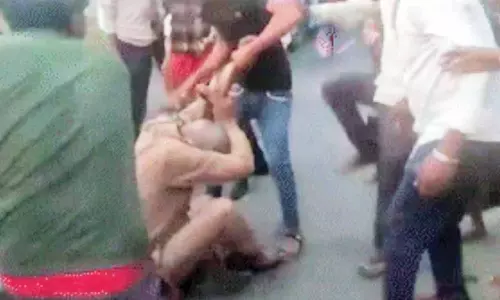 உத்தர பிரதேசத்தில் அதிர்ச்சி சம்பவம்: நடுரோட்டில் சப்-இன்ஸ்பெக்டரை சரமாரியாக அடித்து உதைத்த கும்பல்