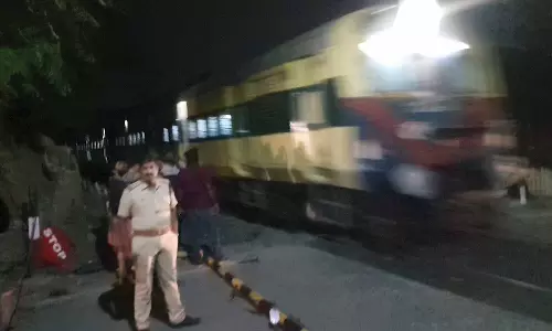 துடியலூர் அருகே லாரி மோதி ரெயில்வே கேட்- சிக்னல் கம்பம் சேதம்