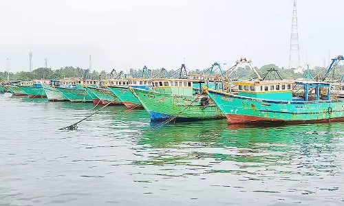 3-வது நாளாக நீடிக்கும் மீனவர்கள் வேலைநிறுத்த போராட்டம்: ராமேசுவரத்தில் 25 ஆயிரம் தொழிலாளர்கள் பாதிப்பு