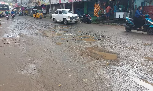 குண்டும், குழியுமாக காணப்படும் குழித்துறை-ஆலஞ்சோலை சாலையை சீரமைக்க வேண்டும்