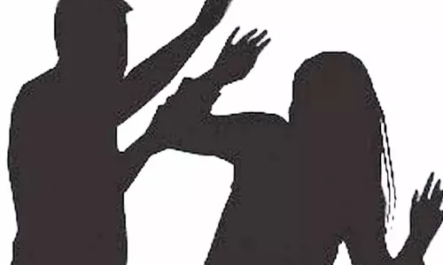 பெண்ணை தாக்கிய 3 பேர் கைது