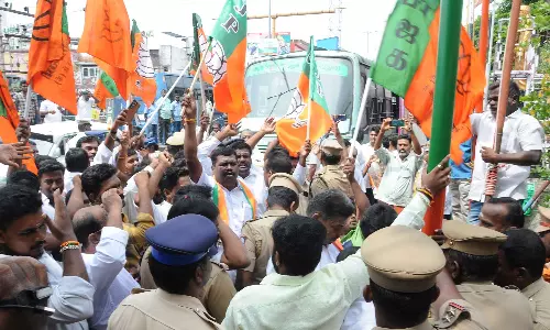 திண்டுக்கல்லில் கொடிக்கம்பம் நட முயன்ற பா.ஜ.க.வினர் கைது