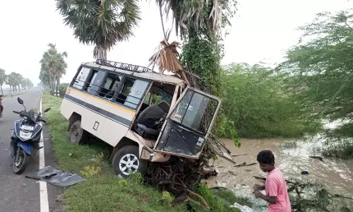 கூலித்தொழிலாளர்களை ஏற்றி வந்த வேன் பனை மரத்தில் மோதி விபத்து