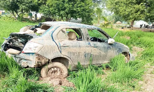 கார் மரத்தில் மோதி தி.மு.க. பிரமுகர் பலி