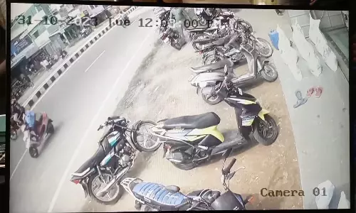 பைக்கில் ரூ.6 லட்சம் திருடிய கும்பல் கேமராவில் சிக்கினர்