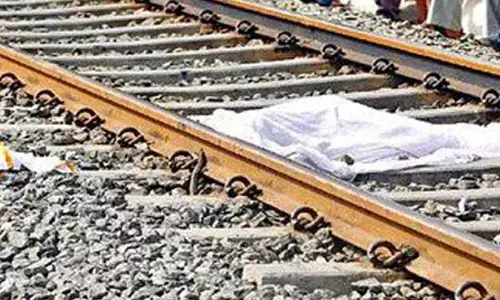ரெயில் முன்பாய்ந்து வாலிபர் தற்கொலை