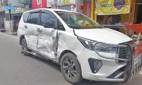 நாகர்கோவில் ஓழுகினசேரியில் இந்து மகா சபா மாநில தலைவர் கார் மீது வாகனம் மோதியது