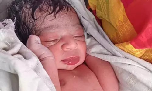 காட்பாடி அருகே ஓடும் ரெயிலில் பெண்ணுக்கு பிரசவம்