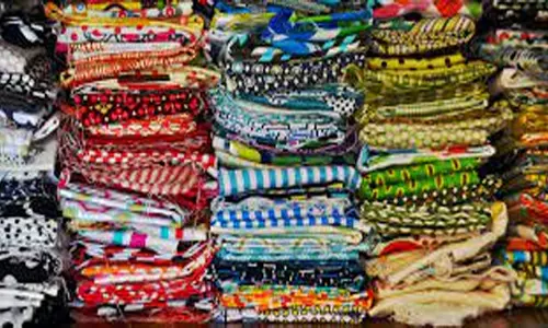 பள்ளிபாளையத்தில் உற்பத்தி செய்யப்பட்ட துணி தேக்கம்