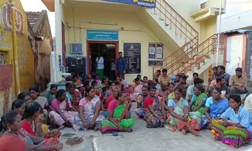 நரசிங்கபுரம் நகராட்சி அலுவலகத்தை ஒப்பந்த தூய்மை பணியாளர்கள் முற்றுகை