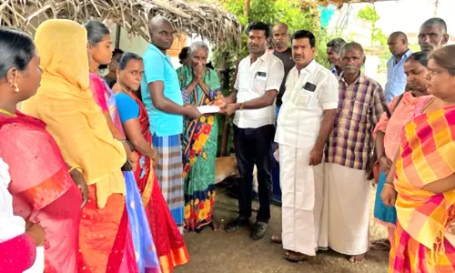 குத்துக்கல்வலசை ஊராட்சியில் உயிரிழந்த ஆபரேட்டர் குடும்பத்திற்கு நிதி உதவி