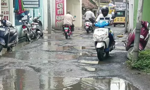 காஞ்சிரத்தில் மழையால் குண்டும் குழியுமாக மாறிய சாலை