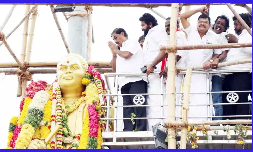 ஐ.ஜே.கே. சார்பில் தேவர் சிலைக்கு மாலை அணிவித்து மரியாதை