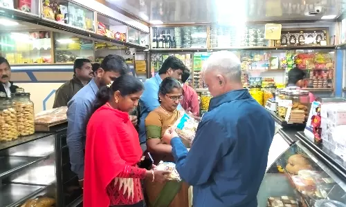 கோத்தகிரி பேக்கரியில் அதிகாரிகள் சோதனை